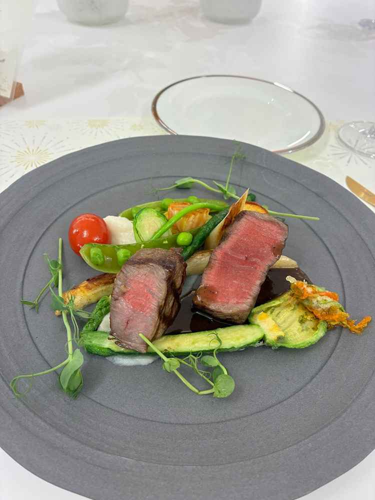 試食。お肉料理。北海道産牛肉のグリルとのこと。