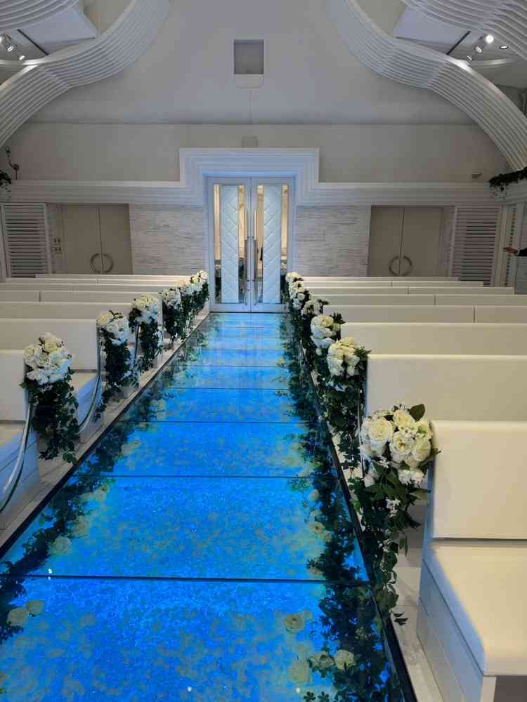 バージンロードの床がガラス張りになっており好きな色に変えることができる