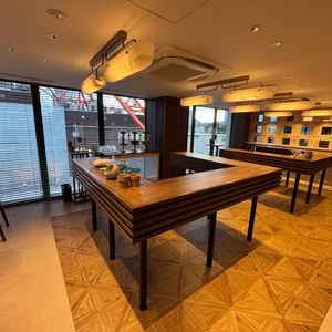 受付・バー。ゲストが挙式まで待機できる空間。ここも好きなように装飾できる。東京タワーが見える。