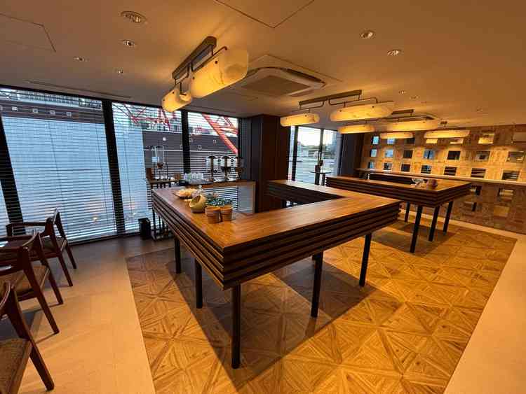 受付・バー。ゲストが挙式まで待機できる空間。ここも好きなように装飾できる。東京タワーが見える。