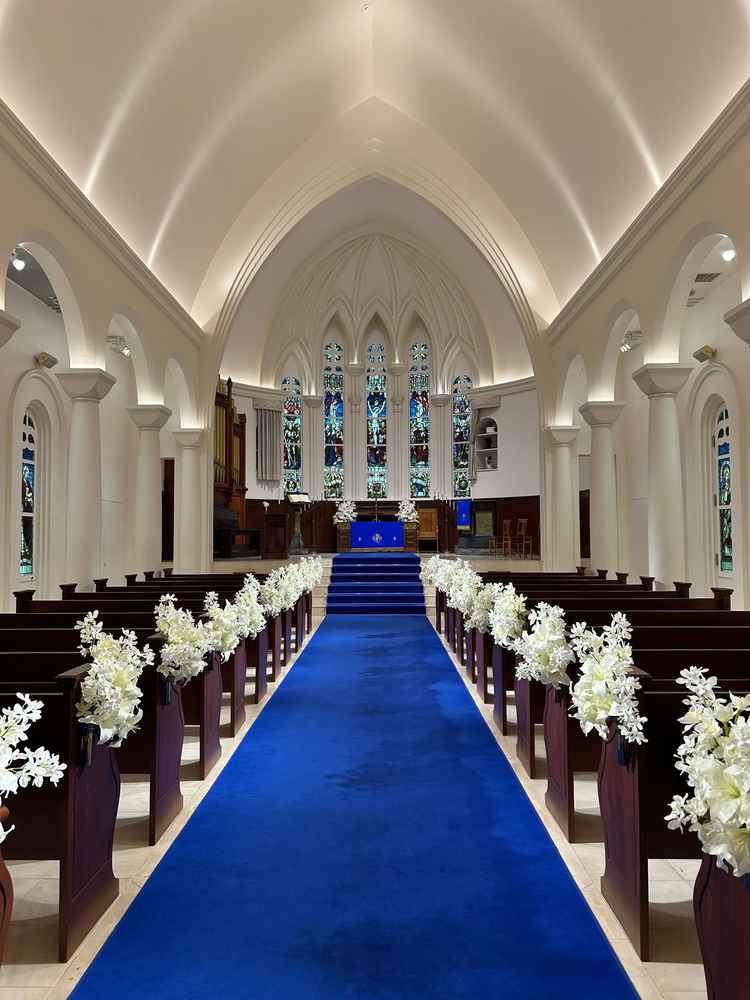 バージンロードが長くドレス映えのする大聖堂