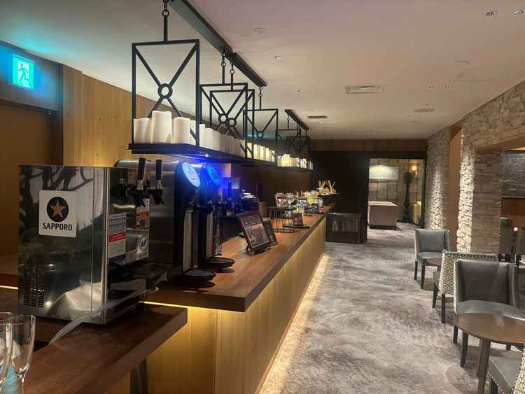 待合室でアルコール含むドリンクが飲み放題です。