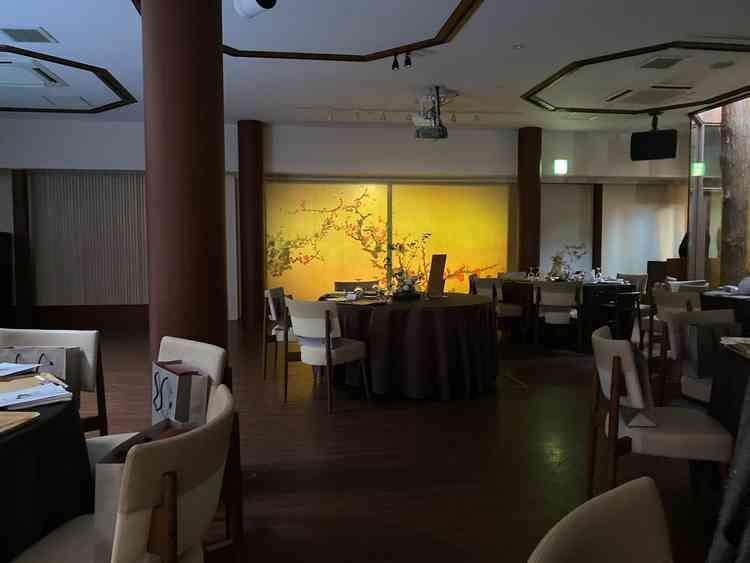 披露宴会場。プロジェクションマッピングを駆使した入場方法が画期的でした。