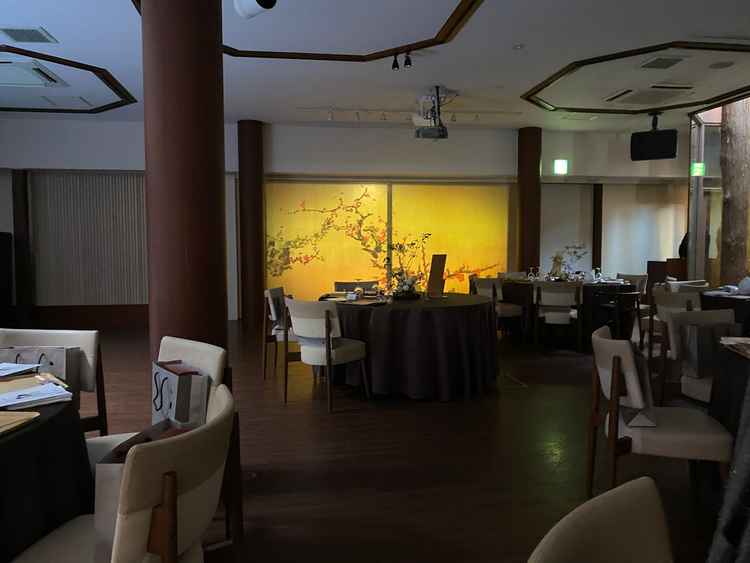 披露宴会場。プロジェクションマッピングを駆使した入場方法が画期的でした。