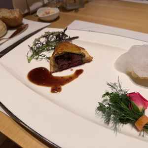 銀鱈の泡は白色なのにトマト味、パンのバターは四葉のクローバーといった視覚でも楽しむことができました。