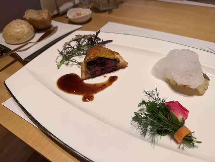 銀鱈の泡は白色なのにトマト味、パンのバターは四葉のクローバーといった視覚でも楽しむことができました。