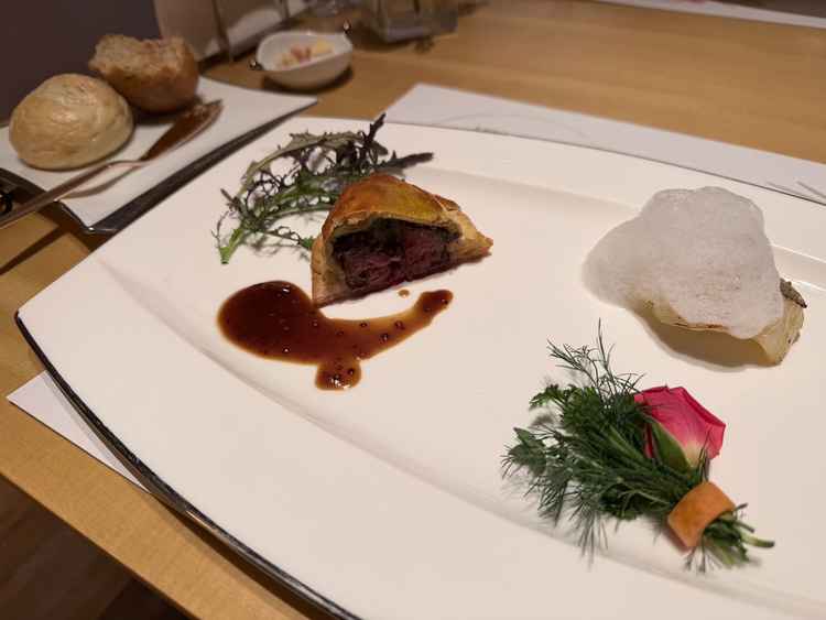 銀鱈の泡は白色なのにトマト味、パンのバターは四葉のクローバーといった視覚でも楽しむことができました。