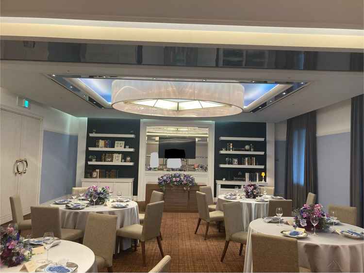 青基調の会場。25人規模で使用。