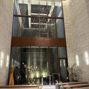 天井が高くおしゃれなデザインのチャペル