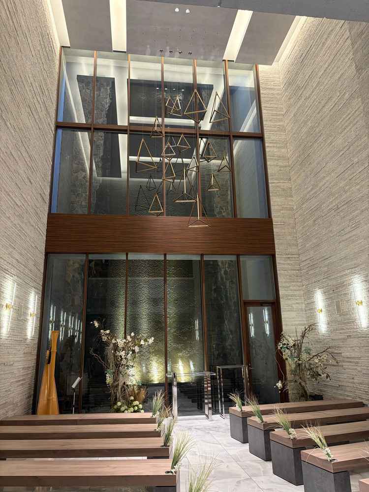 天井が高くおしゃれなデザインのチャペル