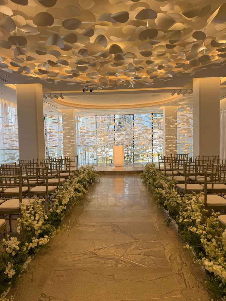 チャペルの白い飾りはシャンパンの泡をモチーフにしていて祝福の意味が込められているのがとても素敵でした