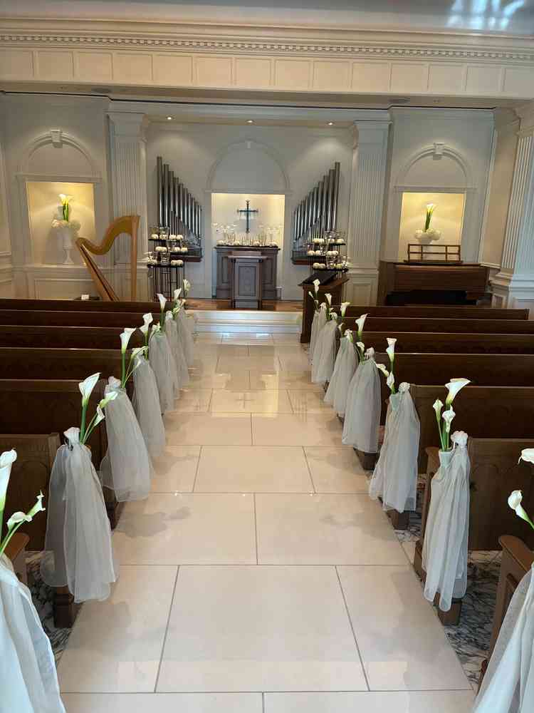 白を基調とした清潔感のある空間で、シンプルながらも厳かな雰囲気があり落ち着いた挙式ができそうでした。