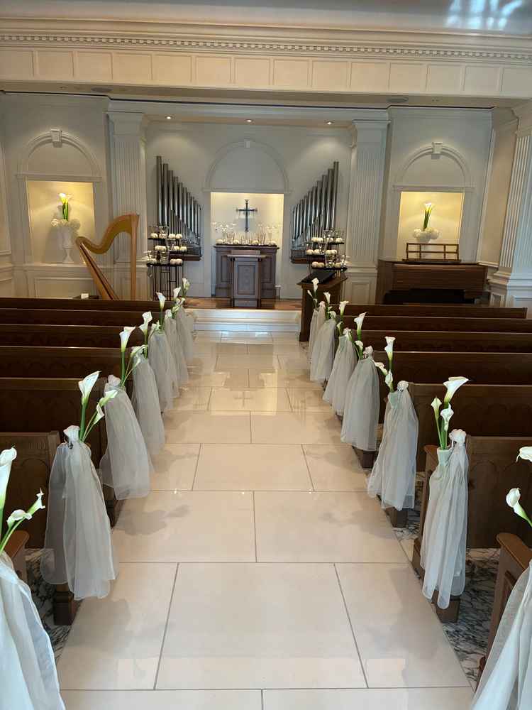 白を基調とした清潔感のある空間で、シンプルながらも厳かな雰囲気があり落ち着いた挙式ができそうでした。