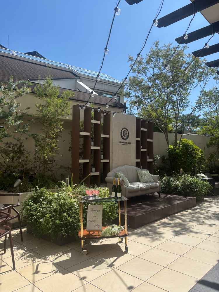 披露宴会場は外にテラスがあり、ここで写真が撮れるのもいいなと思いました。