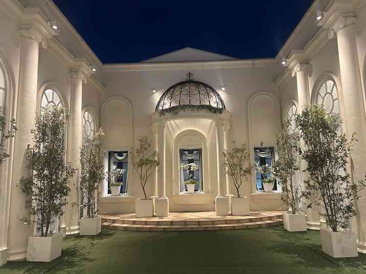 チャペルの扉を開けると後ろに広がるのがこの天空ガーデン。写真撮影にも最適。