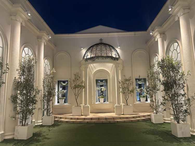 チャペルの扉を開けると後ろに広がるのがこの天空ガーデン。写真撮影にも最適。