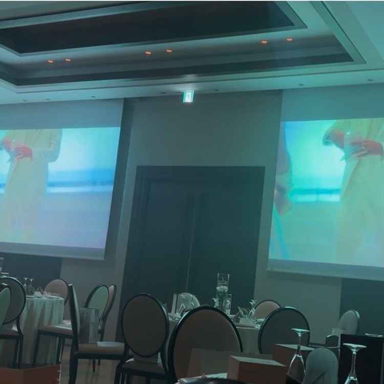 披露宴会場のプロジェクターです。ドア部分含めて3スクリーンあります。プロジェクターの間入場もできます