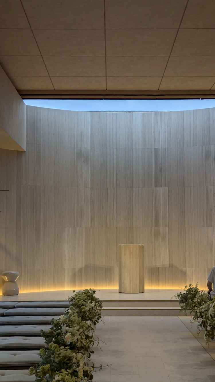 挙式会場は天井の開閉が可能で、素敵な演出ができそうでした。バージンロードの幅も広めです。