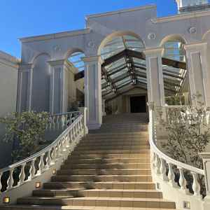 チャペルから続く大きな階段。開放感溢れる素晴らしい階段でした。