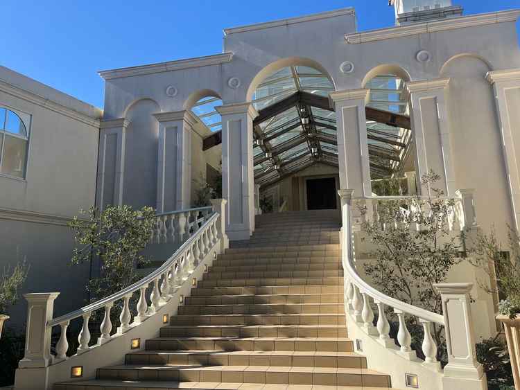 チャペルから続く大きな階段。開放感溢れる素晴らしい階段でした。