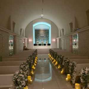 一方でこちらは窓がないチャペル。窓がないからこその光の演出やスクリーンの上映など違う魅力があった。