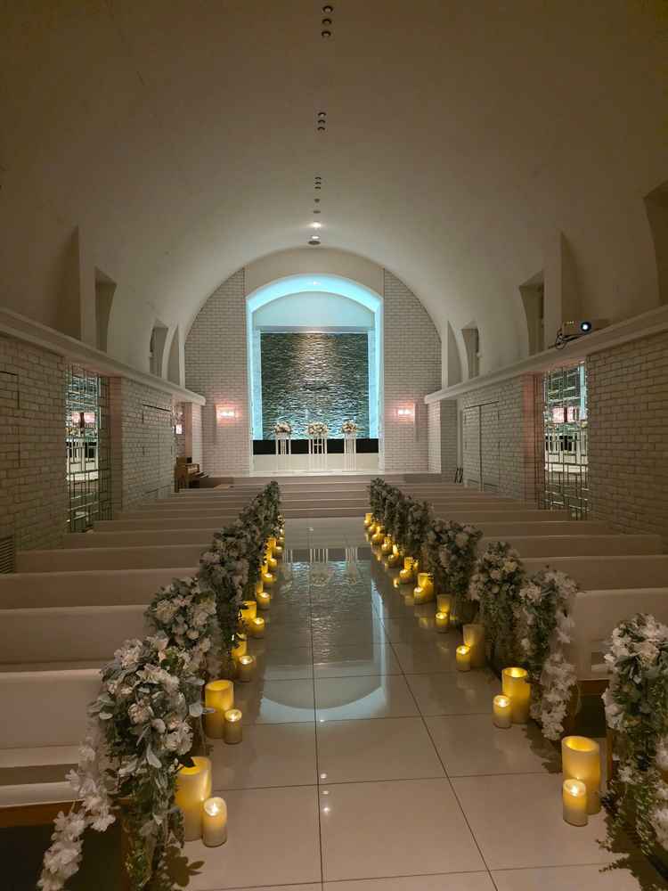 一方でこちらは窓がないチャペル。窓がないからこその光の演出やスクリーンの上映など違う魅力があった。