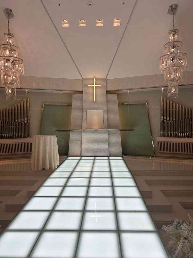 チャペルの写真。下からの光が素敵な印象だった。広さもあり。ゆったりとできそうであり良かったです。