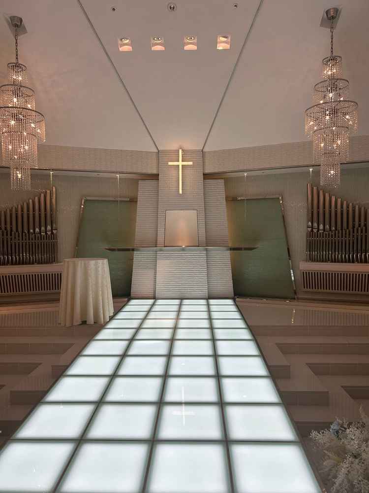 チャペルの写真。下からの光が素敵な印象だった。広さもあり。ゆったりとできそうであり良かったです。