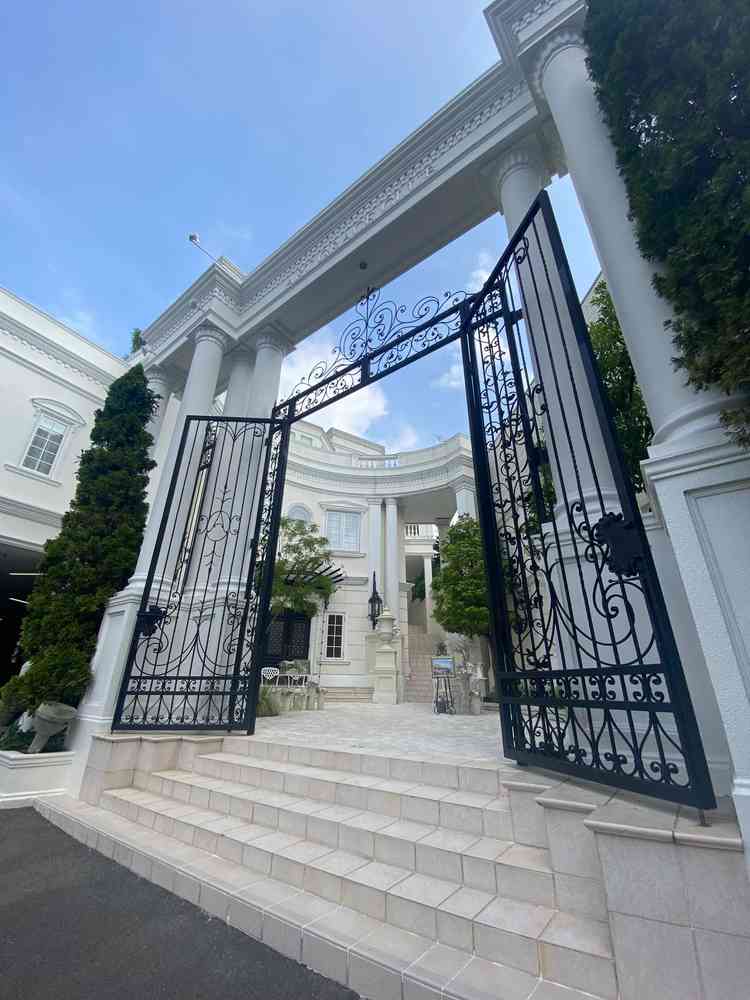 8メートルもあるウェルカムゲート。ヨーロッパ風の非日常が味わえる。