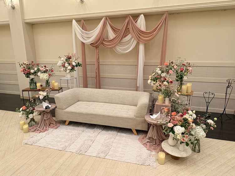 披露宴会場の新郎新婦の座る場所です。レイアウトは多種多様に対応して頂けるそうです。