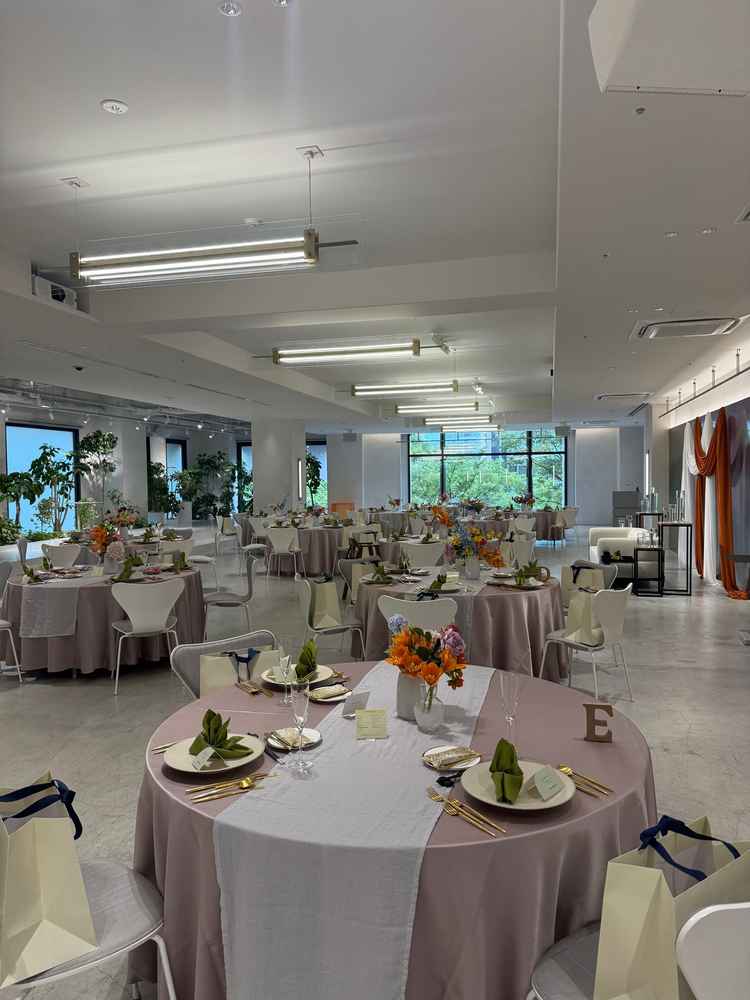 この会場は床が他の会場と異なり、かなりカジュアル感は強いが、テーブルセット次第で変えられそう。