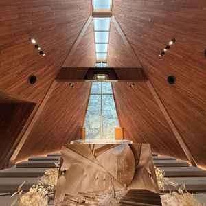 リニューアル前のチャペル。天井高で開放感があります。