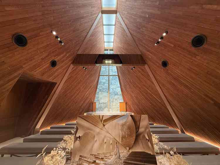 リニューアル前のチャペル。天井高で開放感があります。