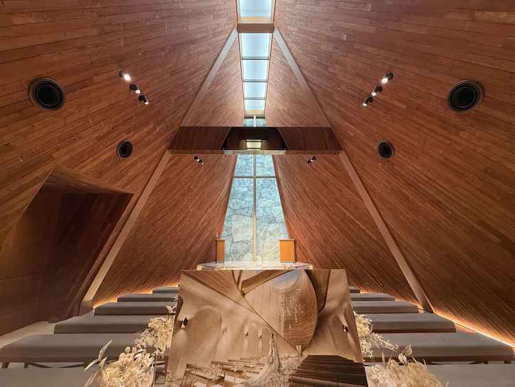 リニューアル前のチャペル。天井高で開放感があります。