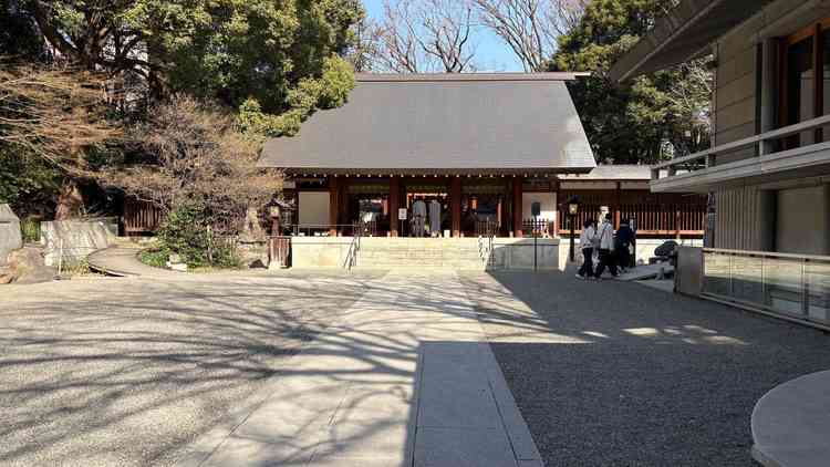 挙式の際に歩く参道。実際に挙式をやっており、新郎新婦が歩いている姿を見ることができた。