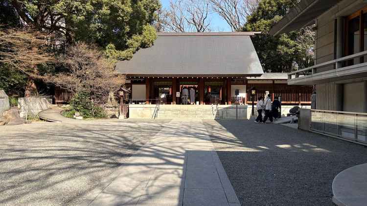 挙式の際に歩く参道。実際に挙式をやっており、新郎新婦が歩いている姿を見ることができた。