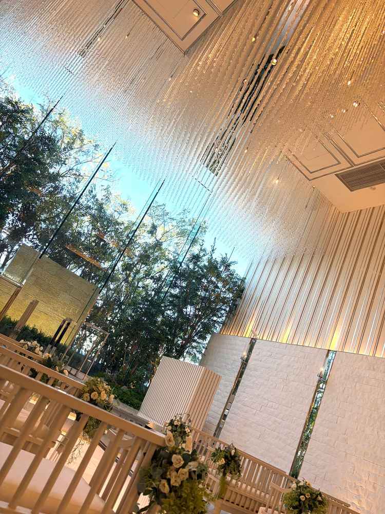 チャペル。大理石のバージンロードと自然光を感じられる造り。