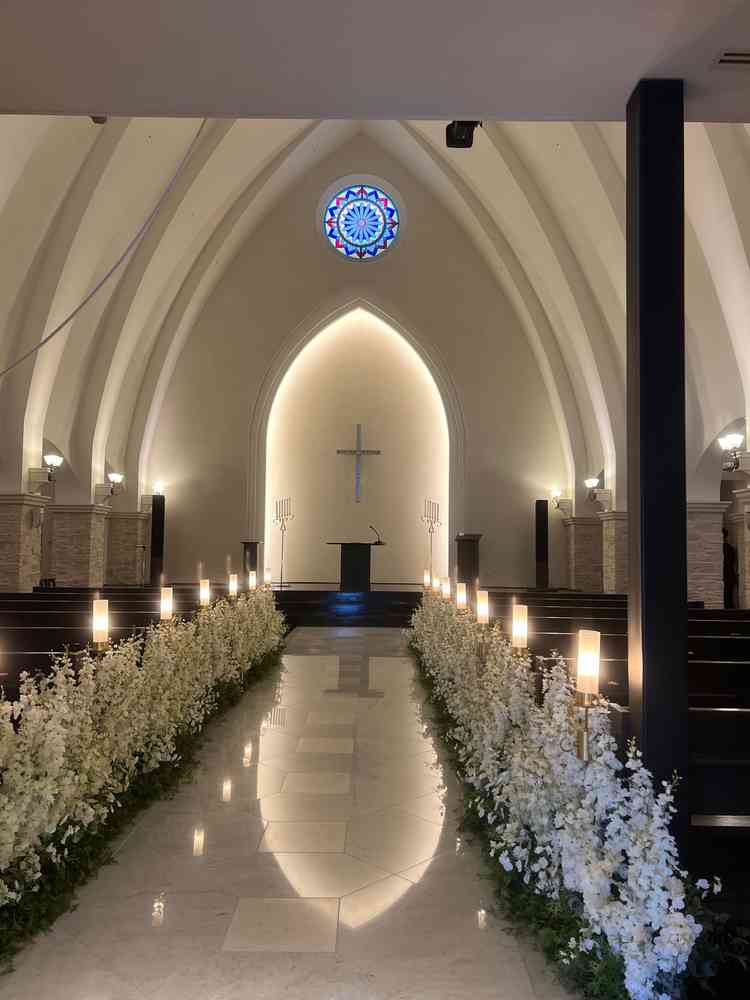 チャペル。ステンドグラスと反射する大理石の床がとても綺麗