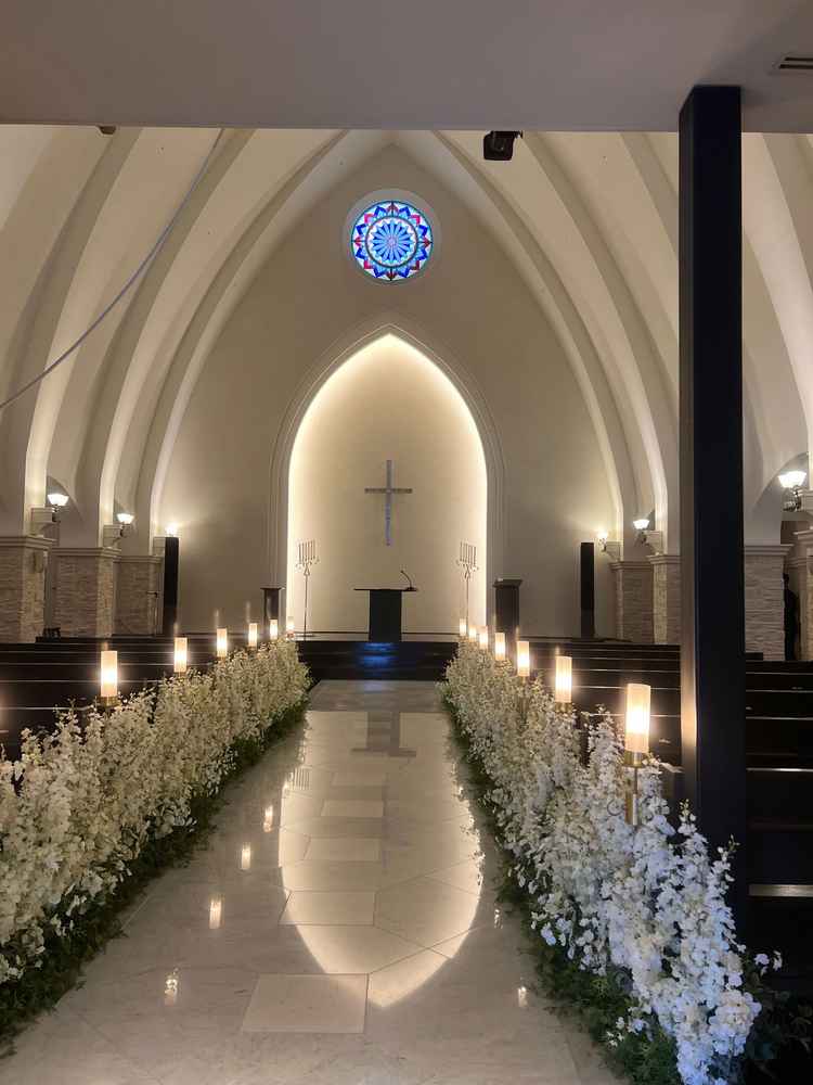 チャペル。ステンドグラスと反射する大理石の床がとても綺麗