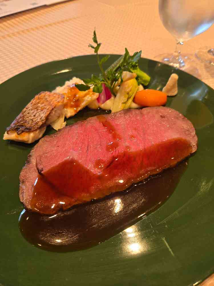 ローストビーフは柔らかく式で出てきたら感動すると思うくらいでした。