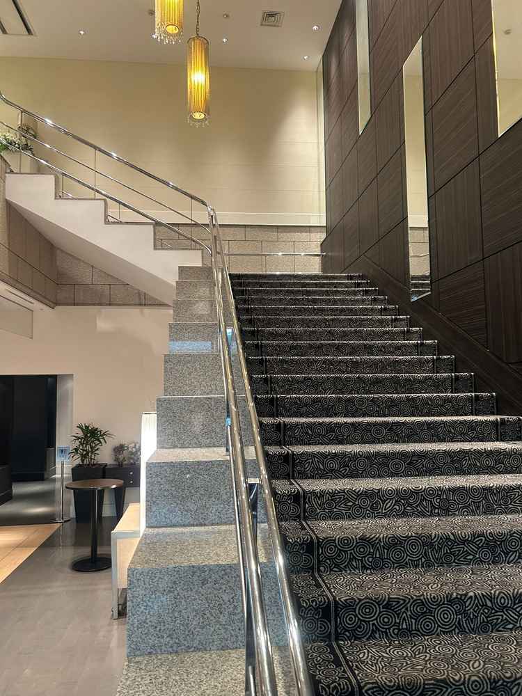 披露宴会場まえにある階段です。ここに写真を飾るなども可能との事でした。