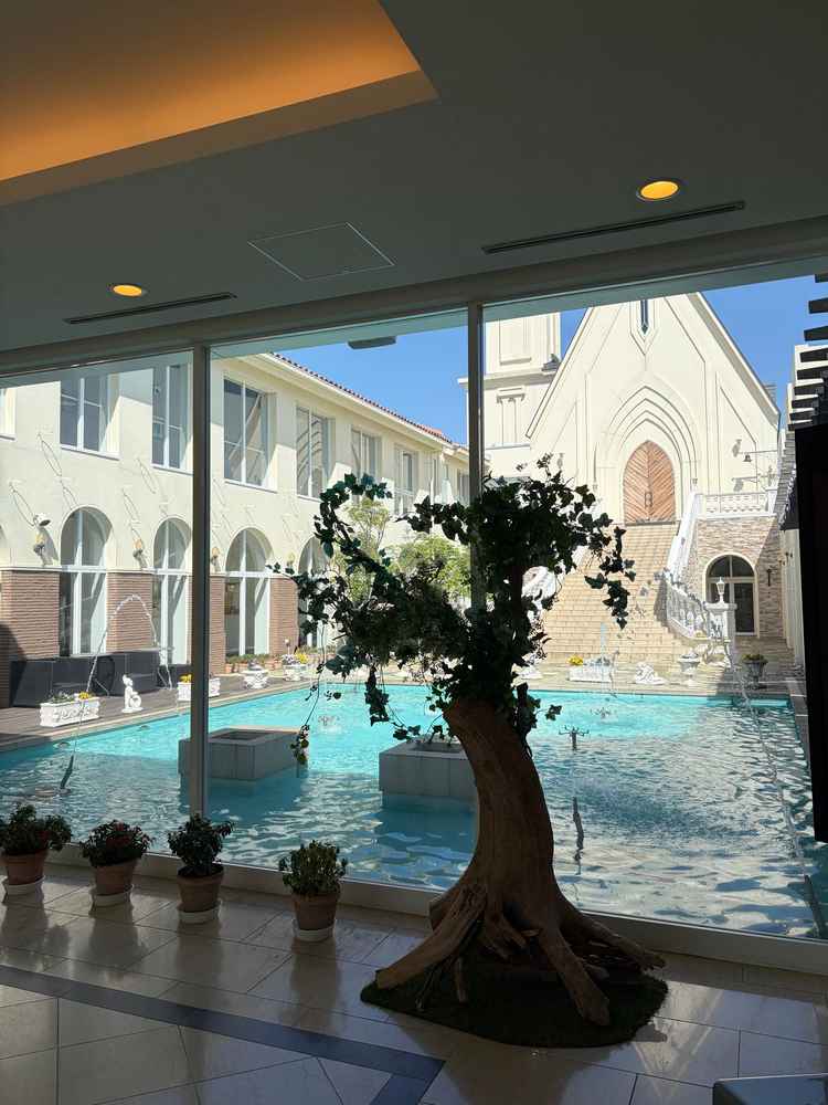 綺麗なプールでは、噴水のショーが行われる。