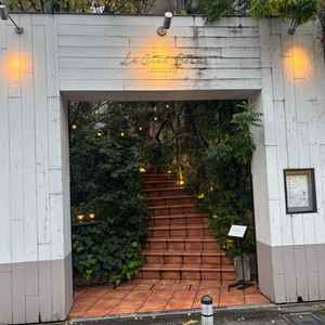 ルシェルブラン表参道の外観写真。夕方にはライトアップされており、大人っぽく素敵な雰囲気でした。