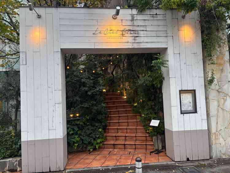 ルシェルブラン表参道の外観写真。夕方にはライトアップされており、大人っぽく素敵な雰囲気でした。