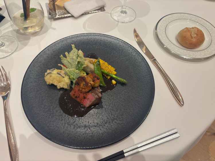 メイン料理。ソースは演出でかけてくれます
