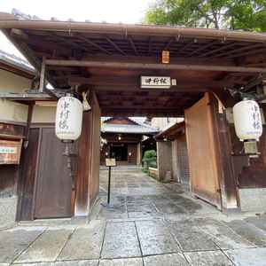 まず目に飛び込んでくる敷地への門が立派で風格があり、高揚感がありました。
