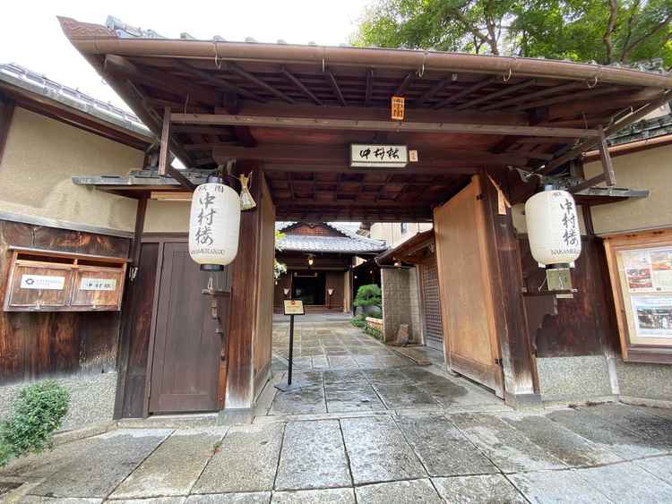 まず目に飛び込んでくる敷地への門が立派で風格があり、高揚感がありました。