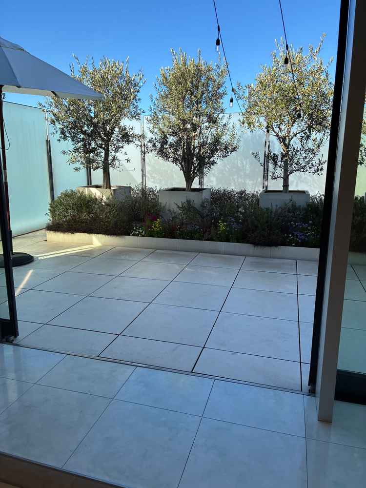 待合室のテラス　喫煙所にもなる