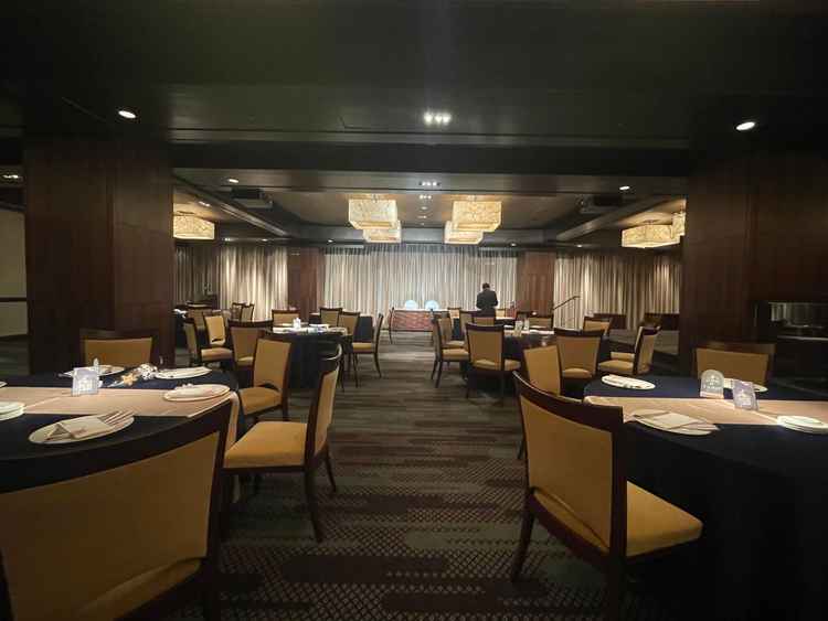 披露宴会場。テーブルが設置されているスペースとは別に、多目的スペース有り。