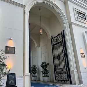 外観。大きな門構えです。